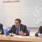 El consejero Antonio María Sáez, flanqueado por Rafael Sánchez y Eduardo Gª Prieto