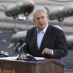 El primer ministro de Israel Benjamin Netanyahu ofrece una rueda de prensa junto a las armas encontradas en el barco Klos-C con bandera de conveniencia panameña apresado por Israel el pasado miércoles