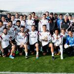 Foto de familia del primer equipo con el Balón de Oro de Cristiano