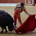 Natural del torero de Orduña al quinto astado de la tarde, ayer, en Vitoria