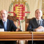 El alcalde Javier León de la Riva junto con el concejal de Hacienda del Ayuntamiento de Valladolid, Alfredo Blanco