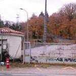 El cuartel de la Guardia Civil quedó inhabitable tras el atentado de ETA. Ahora, en la puerta, sólo hay pintadas proetarras
