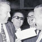 Lara Hernández entrega el talón del Premio Planeta a Torcuato Luca de Tena en 1961