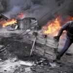 Manifestantes se enfrentan a agentes antidisturbios en Kiev, ayer