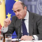 El ministro de Economía, Luis de Guindos, ayer, en la rueda de prensa posterior al Consejo de Ministros