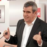 El secretario general del PSOE de Castilla y León, Julio Villarubia, atiende a la prensa ayer en Valladolid