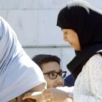 Una mujer porta un niqab en una mezquita de Madrid