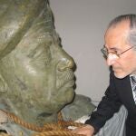 Mowaffak al-Rubaie con la cotizada soga