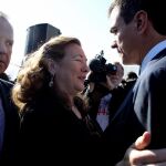 La presidenta de la asociación 11-M Afectados del Terrorismo, Pilar Manjón, junto al líder del PSOE, Pedro Sánchez, y el candidato a la Alcaldía de Madrid, Antonio Miguel Carmona, en el acto de homenaje a las víctimas celebrado en Atocha