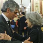 Adolfo Suárez Illana saluda a Carmen Menéndez, viuda del histórico dirigente comunista Santiago Carrillo