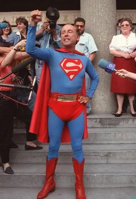 El empresario Ruiz-Mateos, vestido de Superman a la puerta del juzgado