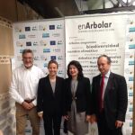 De izquierda a derecha: Bernabé Moya (director del Departamento de Árboles Monumentales de IMELSA de la Diputación de Valencia), Odile Rodríguez de la Fuente (directora general de la Fundación Félix Rodríguez de la Fuente), Marta Alonso (directora general de Zonas Verdes, Limpieza y Residuos del Área de Gobierno de Medio Ambiente y Movilidad del Ayuntamiento de Madrid) y Santiago Soria (subdirector general de Zonas Verdes y Arbolado Urbano del Área de Gobierno de Medio Ambiente y Movilidad del Ayuntamiento de Madrid).