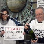 Carlos Manso, dueño de la Administración de Lotería de Boñar (León) celebra el primer premio de la Lotería de Navidad, 13.437