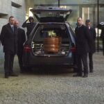 El féretro con los restos de Vanessa Lage, a la llegada a la comisaría de la Policía Nacional de Vigo, donde se ha instalado la capilla ardiente.