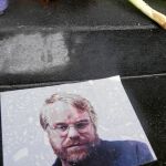 HOMENAJE. Sus admiradores llevaron fotos y flores a las puertas del apartamento del actor