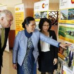 El ministro de Asuntos Exteriores, José Manuel García-Margallo, durante la visita que ha realizado hoy en Hanoi a una casa de acogida para mujeres y niñas que han sobrevivido al tráfico de personas
