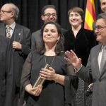 José Manuel Lara y Artur Mas en el momento de la entrega del Premio Ramon Llull a la escritora Care Santos. Atrás, los miembros del jurado