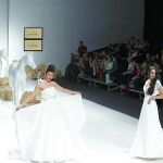 Varias modelos desfilan en la pasarela de novias celebrada en Belmoda.