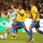Lionel Messi trata de llevarse el balón ante el asedio de los brasileños en el Superclásico de las Américas