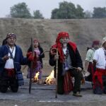 Guías espirituales fuman tabaco para purificar una ceremonia maya, en el parque arqueológico Kaminal Juyú en la Ciudad de Guatemala (Guatemala)