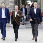 Humberto de la Calle junto a Sergio Jaramillo y Oscar Naranjo momentos antes de su viaje a La Habana
