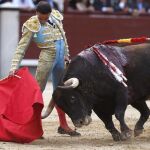 Relajado derechazo de Enrique Ponce durante una de sus dos faenas de ayer en Madrid