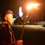 Un scout permanece con una antorcha en el fuerte polaco de Westerplatte, en Gdansk, donde se registraron los primeros impactos que dieron lugar a la II Guerra Mundial.