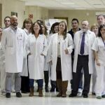 Los médicos que han atendido a Teresa Romero, poco antes de la conferencia de prensa que han ofrecido en el hospital Carlos III