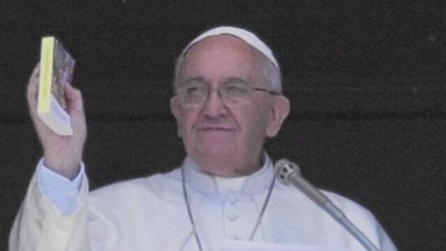 Francisco quiso ayer entregar evangelios de bolsillo a todos los asistentes al Ángelus. Algunos religiosos fueron los encargados de repartirlos