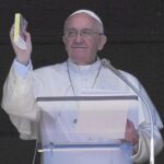 Francisco quiso ayer entregar evangelios de bolsillo a todos los asistentes al Ángelus. Algunos religiosos fueron los encargados de repartirlos