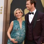 Chris Hemsworth y Elsa Pataky posan a su llegada a la ceremonia de los Oscar.
