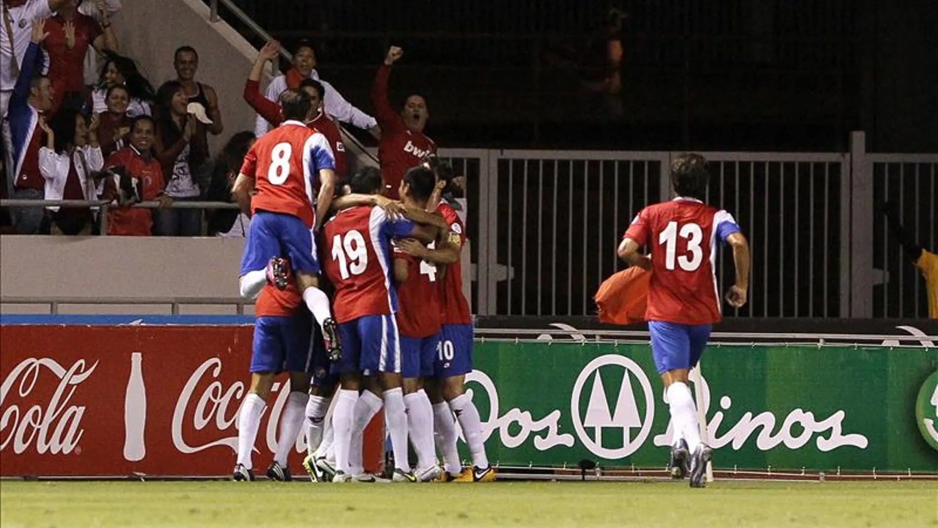 Jugadores de la selección de Costa Rica celebran la anotación de un gol