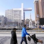 Los viandantes de la Plaza Colón ya pueden ver los preparativos del Día de la Familia Cristiana