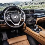 La tapicería de cuero, el climatizador bi-zona y el espejo retrovisor interior con función automática antideslumbramiento son ahora equipo de serie.