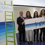 Imagen de los premiados sujetando el galardón