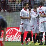 Los jugadores del Sevilla celebral en gol marcado por su compañero, el francés Kevin Gameiro, ante el Granada