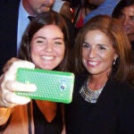 Ana Botella y una joven en el momento de hacerse una selfie
