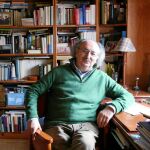 El poeta Antonio Colinas, en su estudio de trabajo, en Salamanca