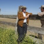 Eduardo y Antonio Miura conversan junto al cercado de los toros reseñados para esta tarde en Madrid