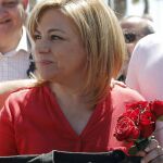 GRA160. VALENCIA, 03/05/2014.- La cabeza de lista del PSOE a las elecciones europeas, Elena Valenciano (i), conversa con miembros de la plataforma "Salvem Cabanyal Canyamelar"hoy en el barrio valenciano del Cabanyal donde ha inidiado la campaña nacional de reparto por la calle de folletos con sus primeras veinticinco propuestas para Europa, bajo el lema "Tú mueves Europa". EFE/Kai Försterling