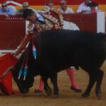 Derechazo de José María Manzanares al tercero de la tarde, de Zalduendo, al que desorejó