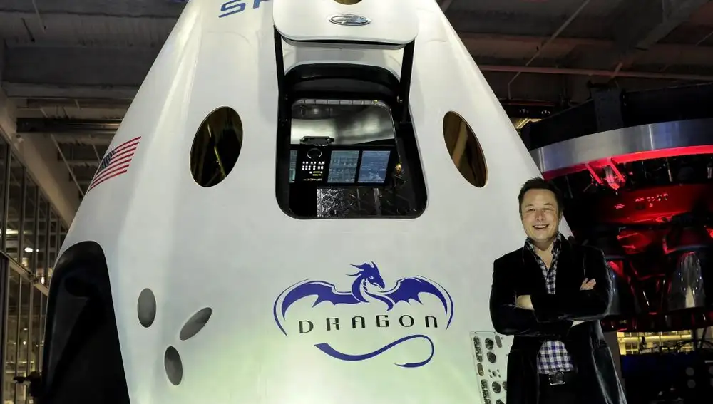 El primer ejecutivo de SpaceX, Elon Musk, presenta la nave Dragon V2 en Los Ángeles