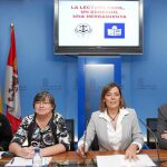 La consejera de Familia e Igualdad de Oportunidades, Milagros Marcos, presenta la Ley en Servicios Sociales en lectura fácil, junto a Carlos Sánchez, Soledad Carnicer colaboradores en la publicación, y Jesús Fuertes
