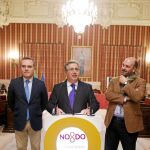 El alcalde hispalense presentó la moción que hoy llevará a Pleno escoltado por los concejales Juan Bueno (i) y Curro Pérez