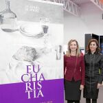 Alicia García y Raquel González posan junto al cartel de «Eucharistia»