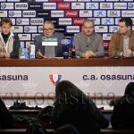 El presidente del Osasuna, Luis Sabalza (segundo por la izd), acompañado por tres directivos; Eva Blanco, Fidel Medrano y Pedro Baile