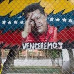 Un hombre cuelga un cartel alegórico al presidente de Venezuela, Hugo Chávez, hoy, miércoles 2 de enero del 2013, en Caracas