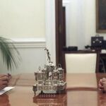 El ministro de Justicia, Rafael Catalá (i), con la presidenta de la Fundación Víctimas del Terrorismo, Mari Mar Blanco.