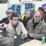 Errejón el jueves con un grupo de simpatizantes tras la pegada de carteles de la marcha de Sol