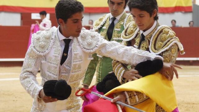 Rafael Cerro recibe de manos de Sebastián Castella los trastos tras consumarse su doctorado